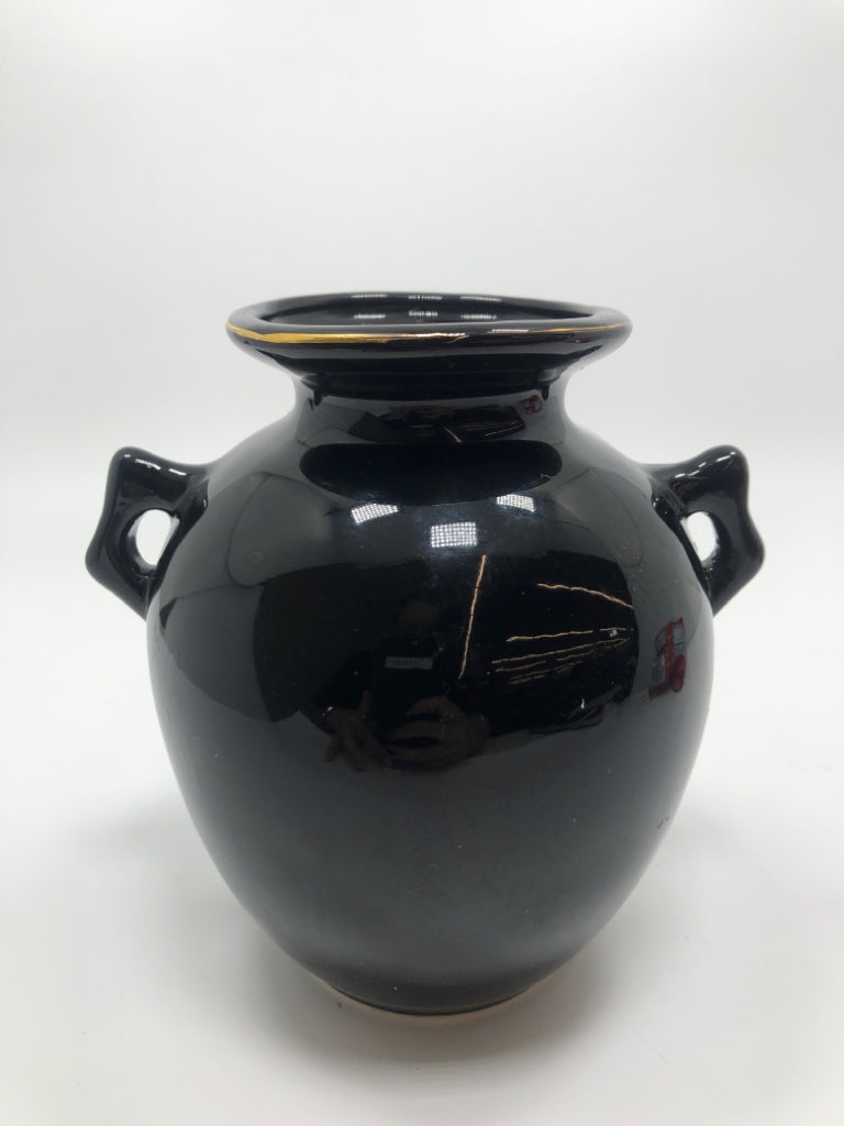 SM BLACK VASE W/FLORAL DETAILS.