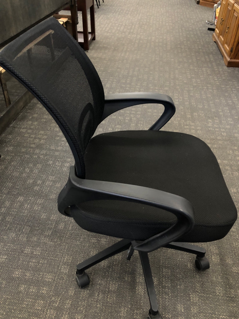 BLACK MESH SWIVEL OFFICE CHAIR.
