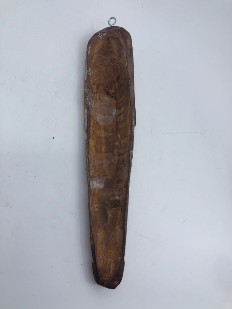 WOOD MASK WALL HANGING W/ WHITE DETAILS.