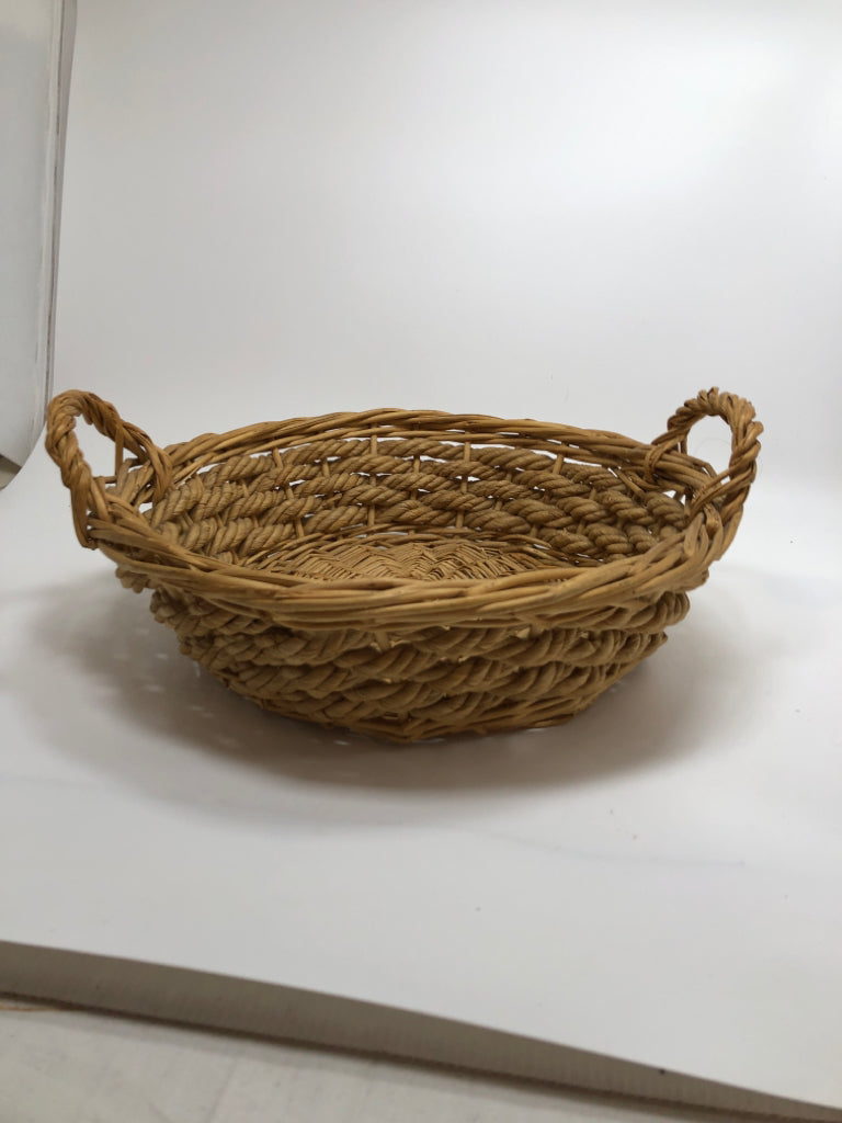 WOVEN ROPE BASKET.