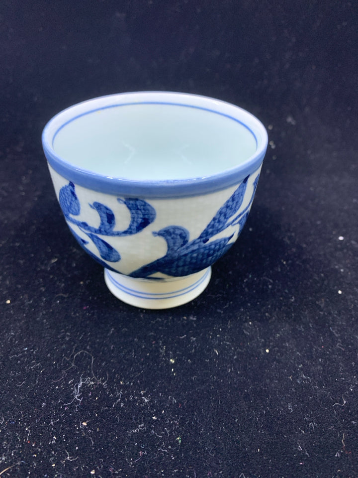 5 PC WHITE BLUE DESIGN JAPANESE TEAPOT WITH HANDLE AND CUPS.