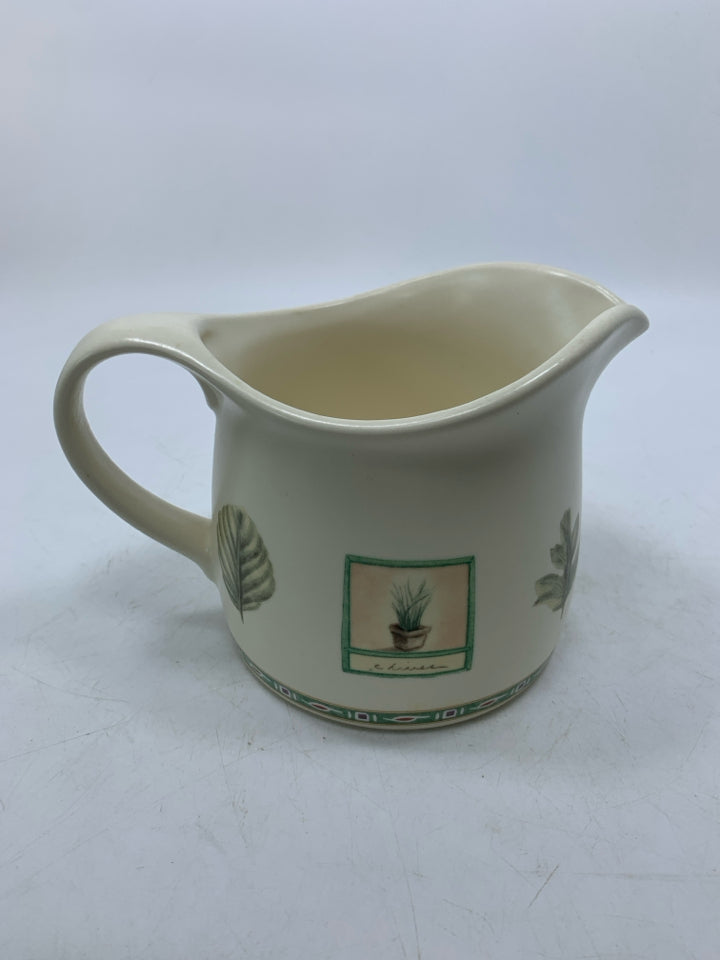 VTG CERAMIC GRAVY BOAT W/ GARDEN PATTERN.
