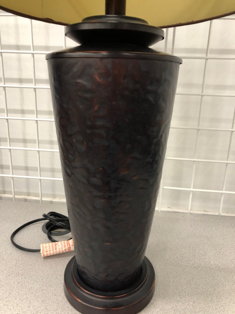 HAMMERED METAL LAMP BROWN SHADE.