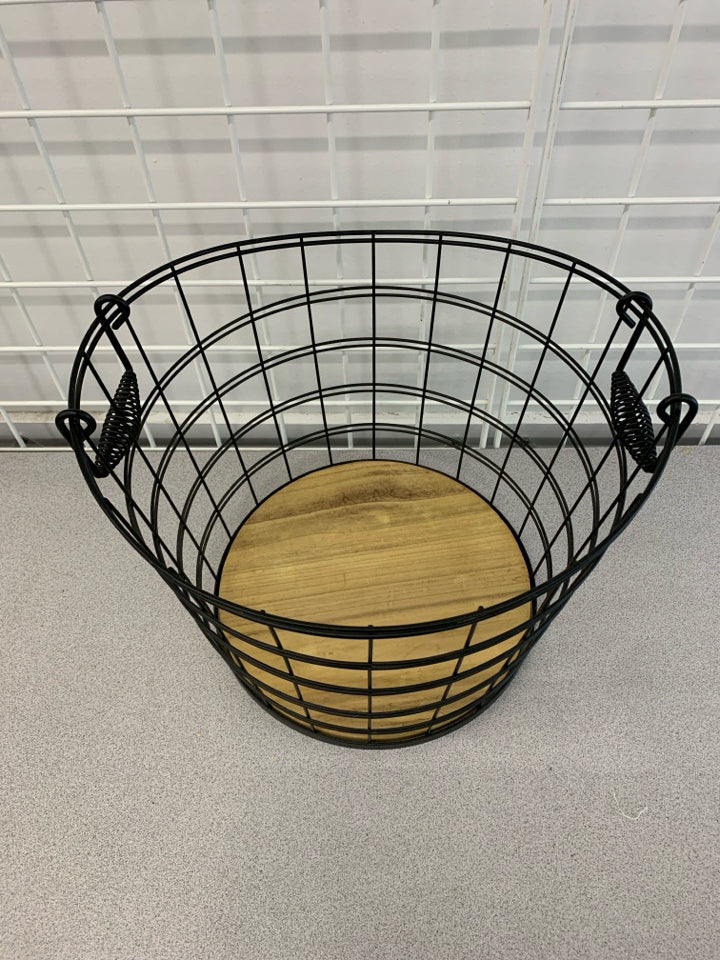 METAL BASKET W/WOODEN BASE.