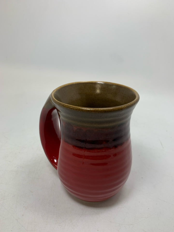 RED/BROWN RIBBED MUG W/ THICK HANDLE.