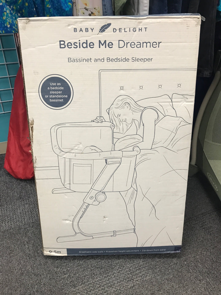 NIB BABY DELIGHT BESIDE ME DREAMER BASSINET AND BEDSIDE SLEEPER