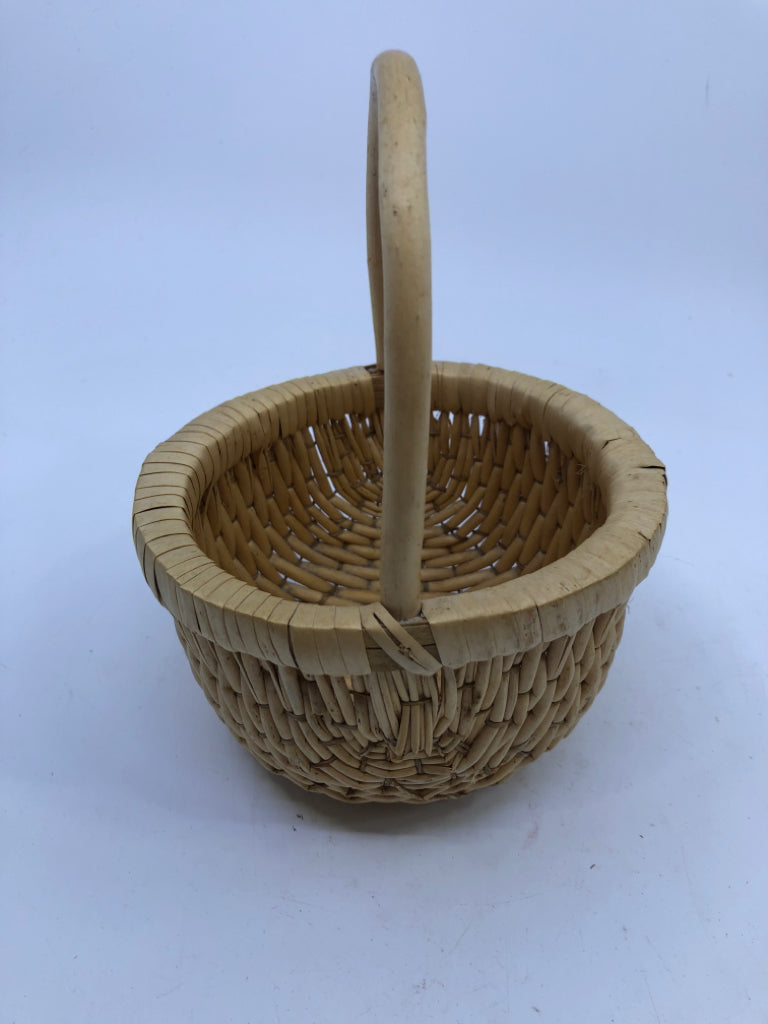 SMALL BLONDE TIGHT WOVEN BASKET.