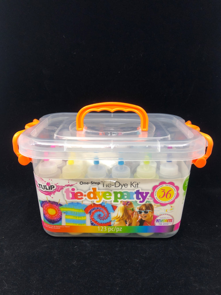 NIB TULIP BRAND 123PC ONE-STEP TYE-DYE KIT.