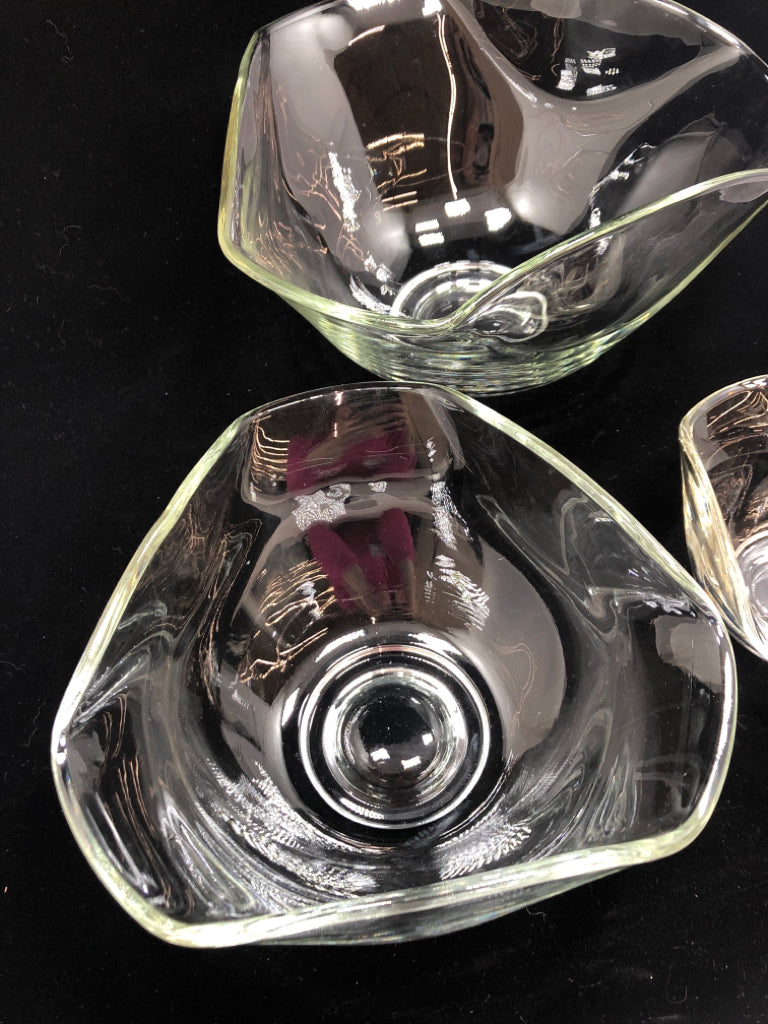 3PC TRIANGULAR GLASS SERVING BOWLS.