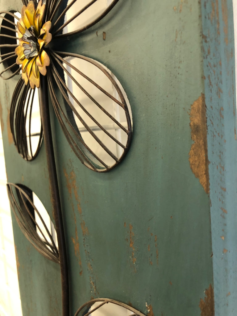 TEAL DISTRESSED WOOD PLANK W/METAL FLOWER.