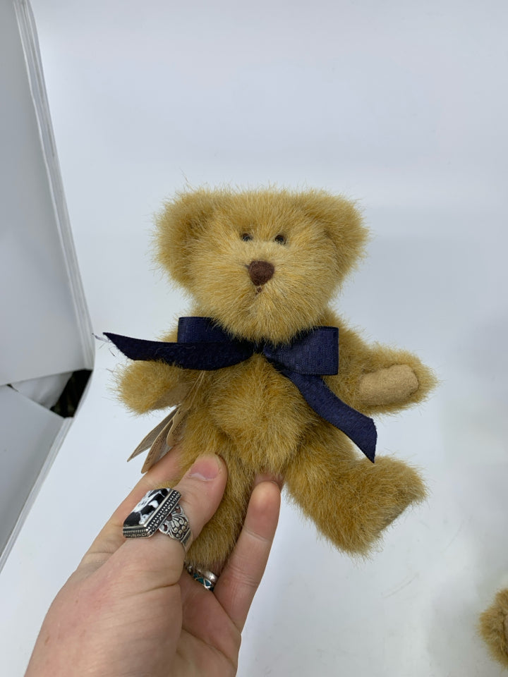 SMALL BOND BEAR W/ NAVY BLUE BOW BOYDS BEAR.