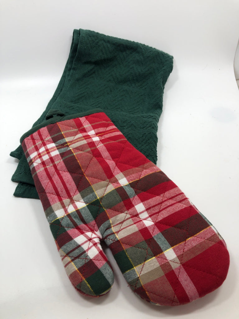 3 PC GREEN/RED PLAID OVEN MITTS & TOWEL.