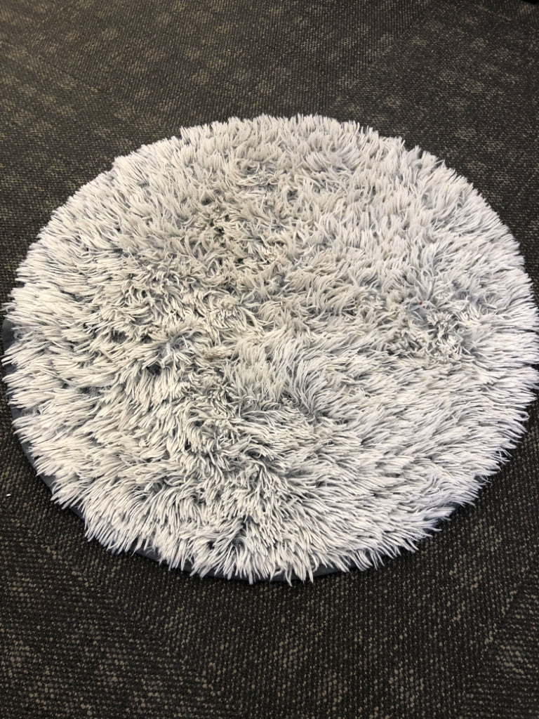 SMALL GREY ROUND SHAG RUG.