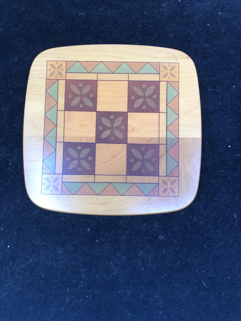 LONGABERGER BASKET QUILT PATTERN LID.