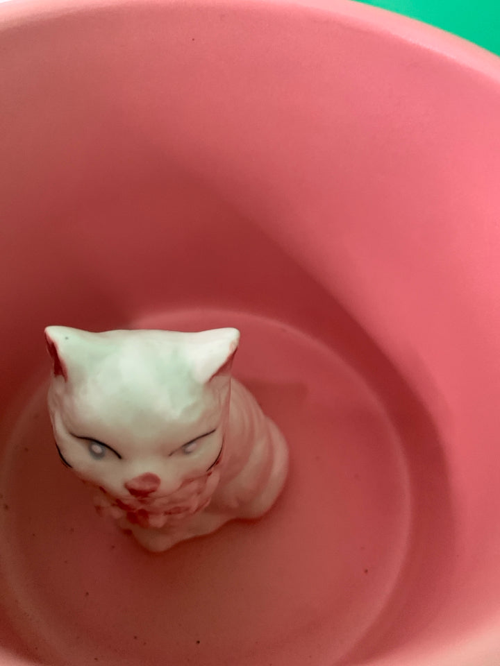 WHITE MATTE MUG W PINK BOWS AND WHITE CAT INSIDE.