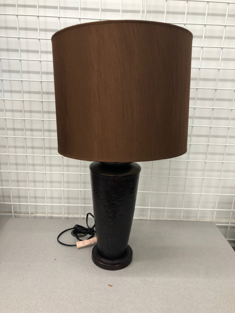 HAMMERED METAL LAMP BROWN SHADE.