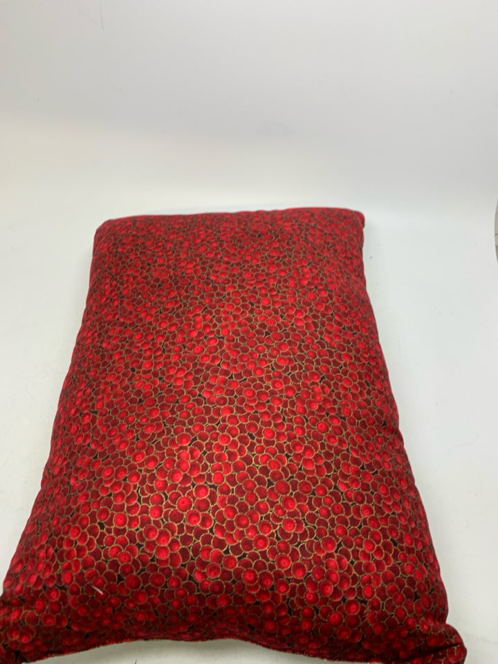 HAVE A COZY QUILTER'S CHRISTMAS PILLOW.