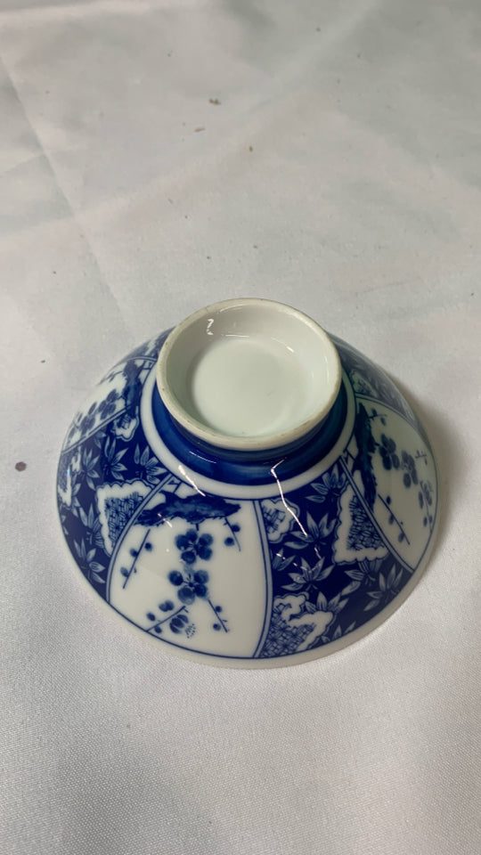 BLUE AND WHITE ASIAN STYLE BOWL.