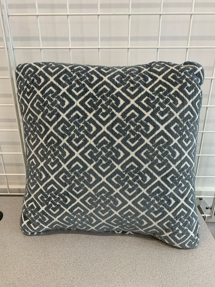 BLUE GEOMETRIC PILLOW W/GREY BACK.