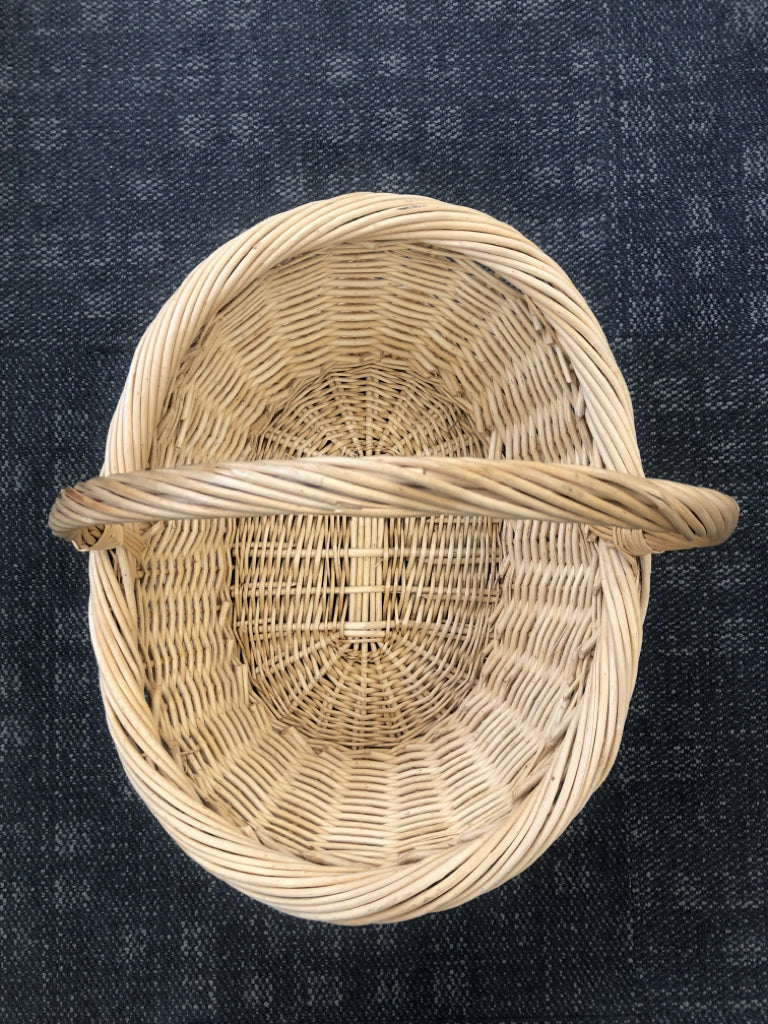 OVAL WICKER BASKET W/HANDLE.