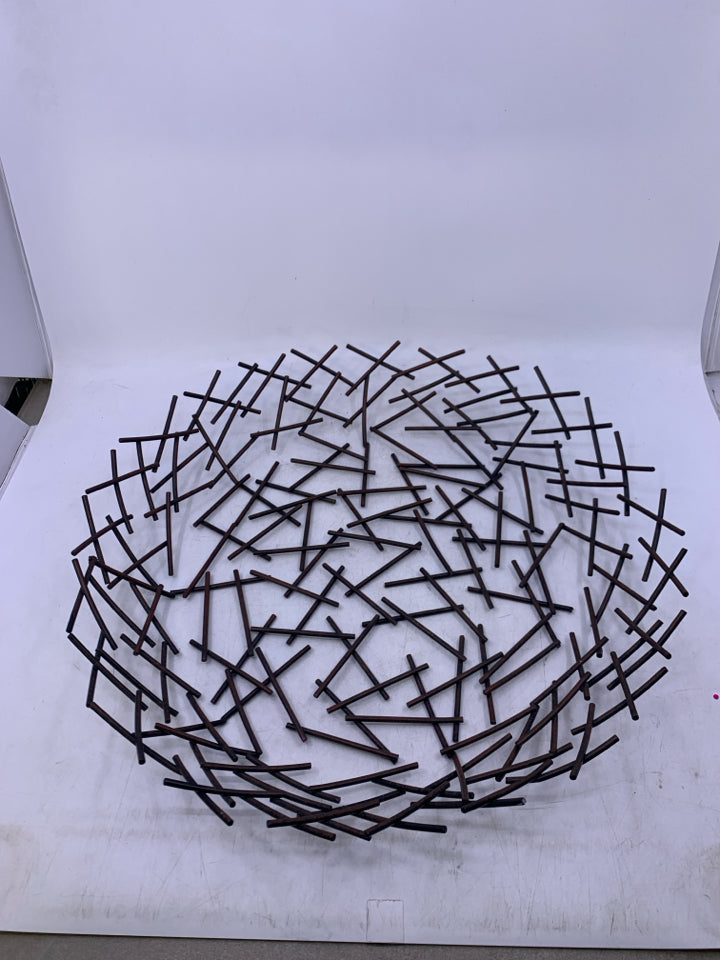 SHALLOW BROWN METAL STICK CIRCLE BASKET.