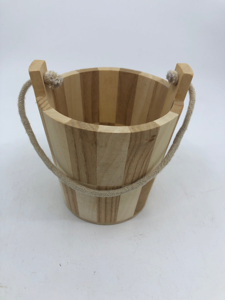 TWO TONED WOOD BUCKET W ROPE HANDLE.