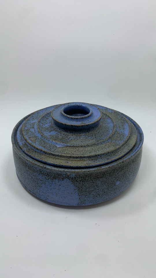 BLUE AND BROWN CERAMIC POTTERY CASSEROLE DISH W/LID.