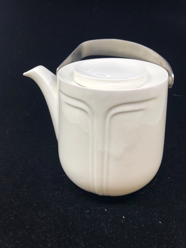9 PC TEA POT + 4 CUP/SAUCERS -FOCUS PATTERN.