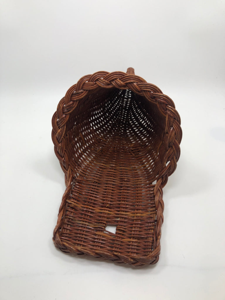 BROWN WICKER CORNUCOPIA BASKET.