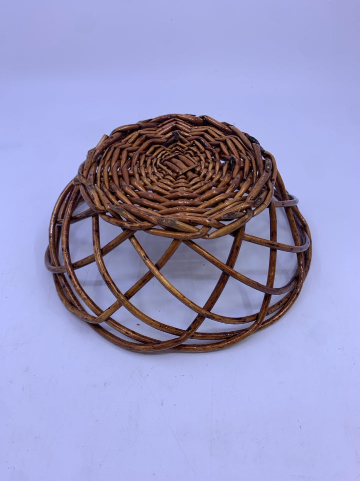 SMALL LACE ROUND BASKET.