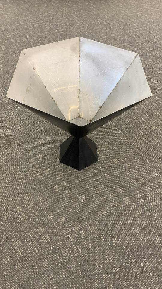 GEOMETRIC METAL PLANTER.