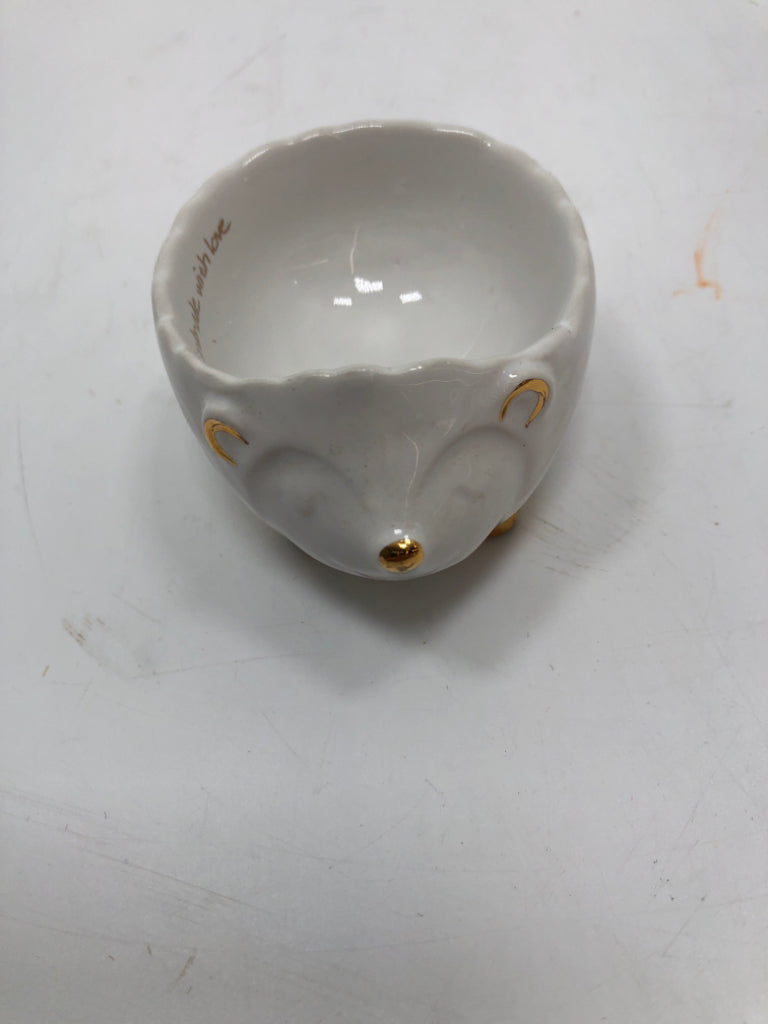 2 CERAMIC HEDGEHOGS W/GOLD DETAILS.