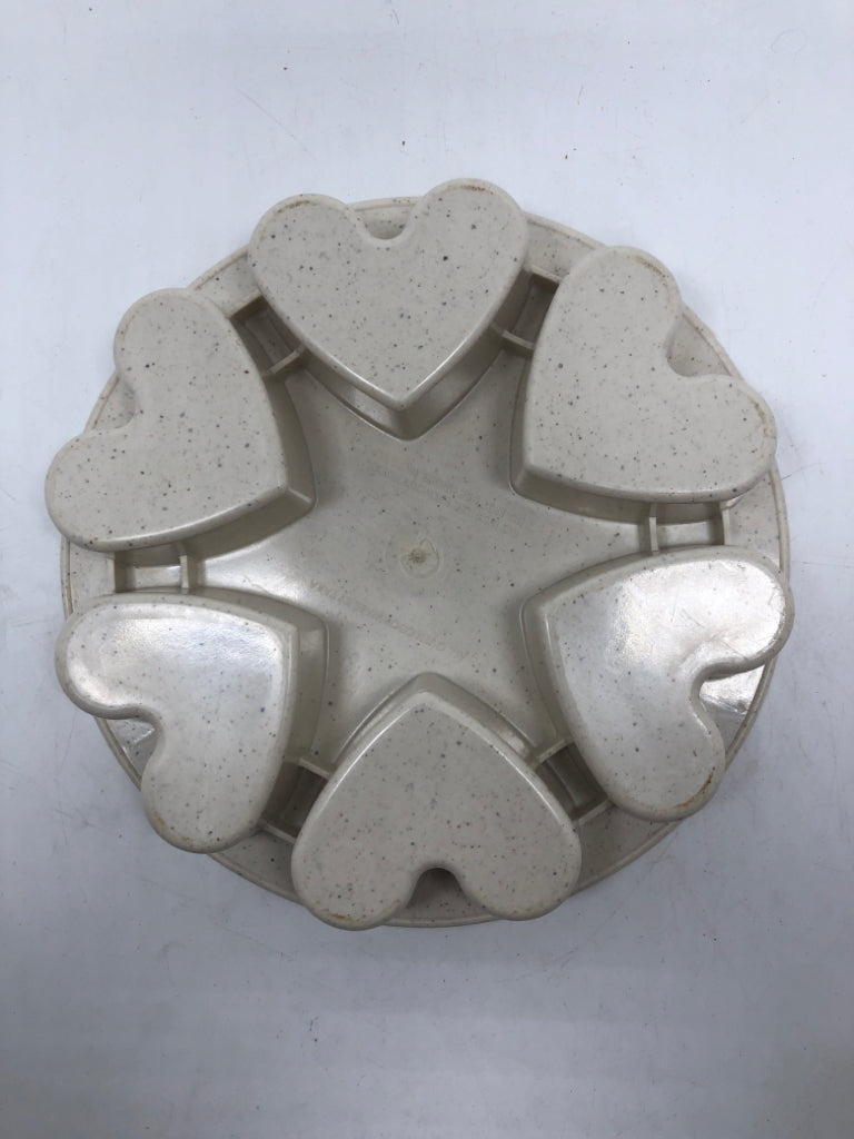PROMISE OVEN PROOF HARD PLASTIC HEART PAN.
