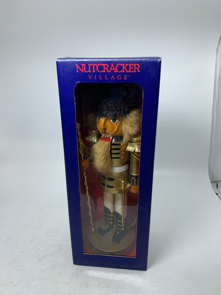 VTG IN BOX NUTCRACKER VILLAGE IN GOLD SOLDIER.