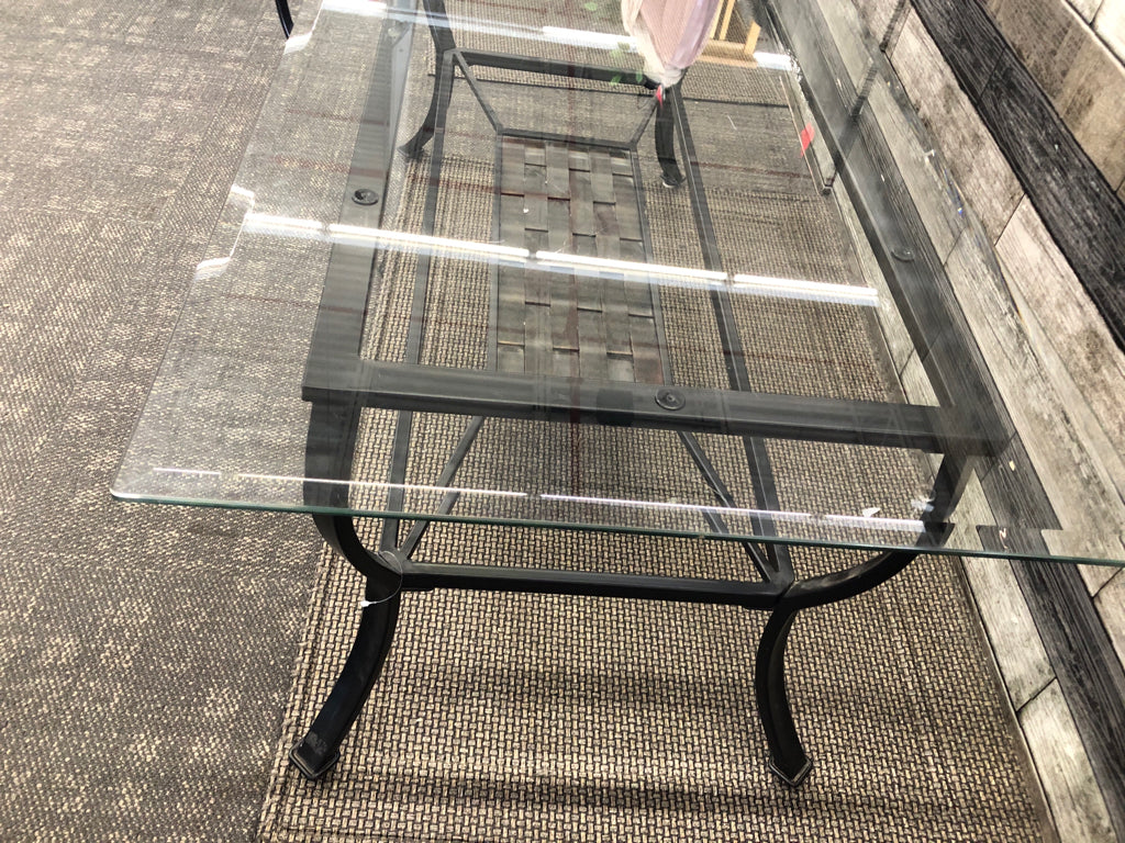 METAL BASE RECTANGLE GLASS TOP COFFEE TABLE.