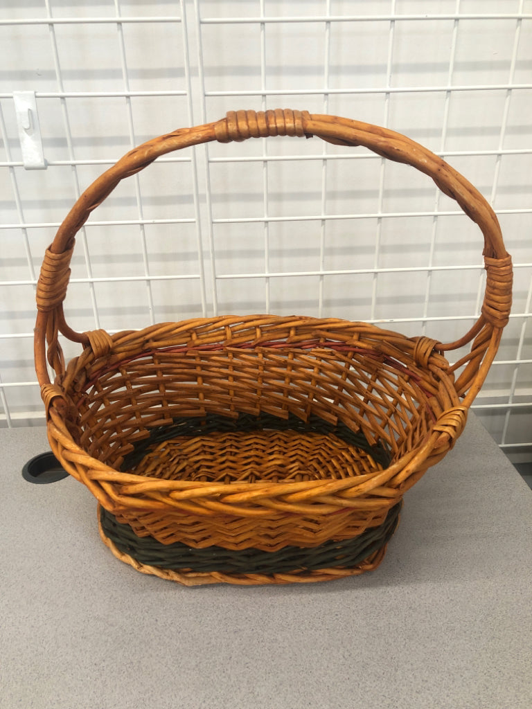 THICK WOVEN BASKET W/GREEN STRIPE.