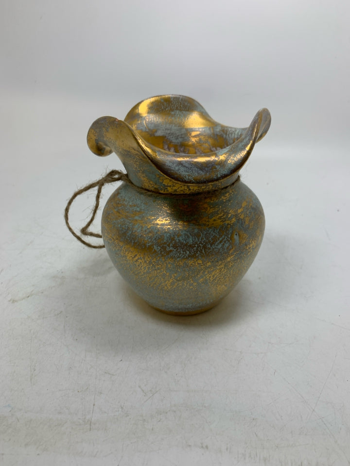 TEAL/GOLD VASE W/ RUFFLED EDGE.