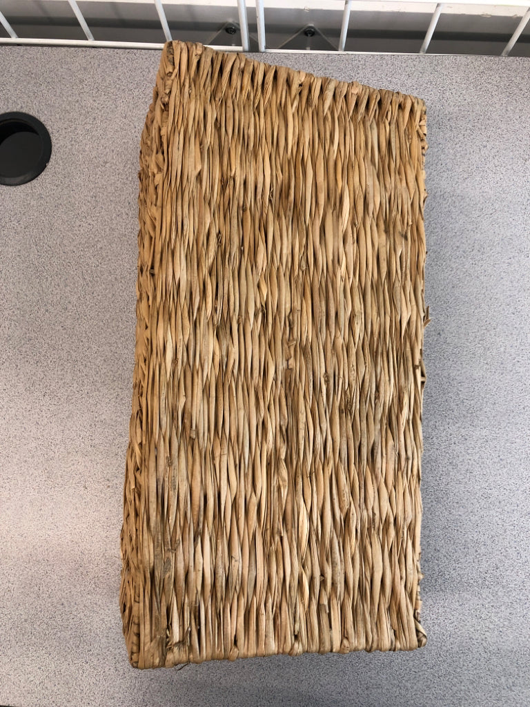 WOVEN WICKER DESK ORGANIZER.