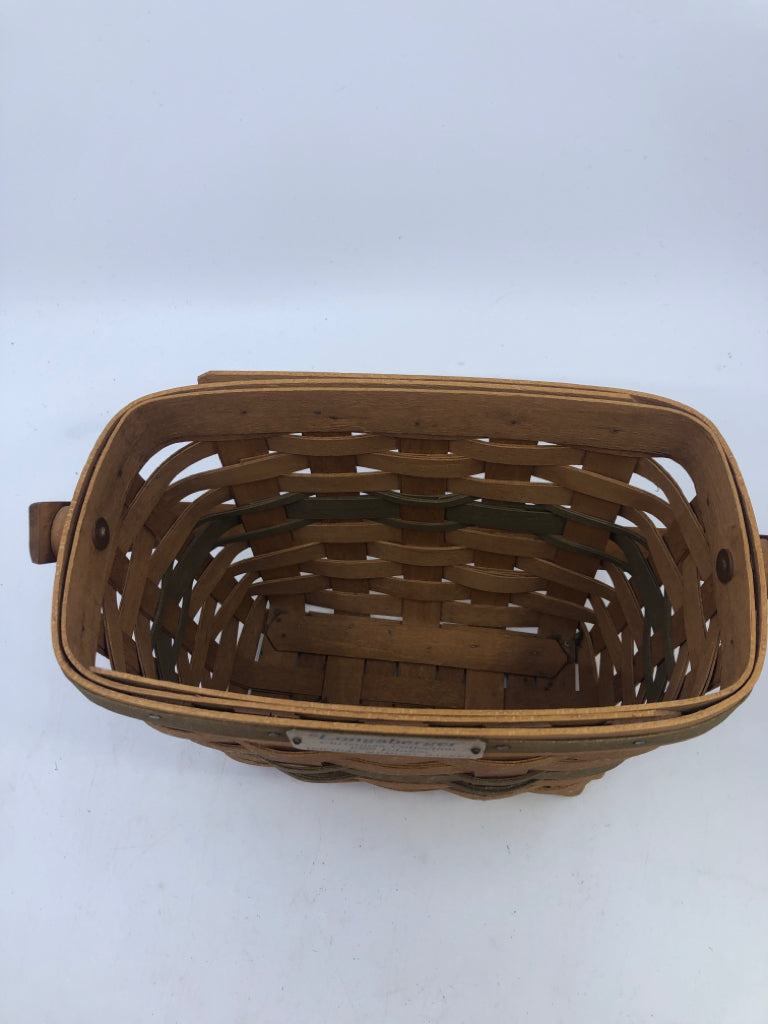1989 HOLIDAY MEMORY BASKET W GREEN STRIPES AND SINGLE HANDLE.