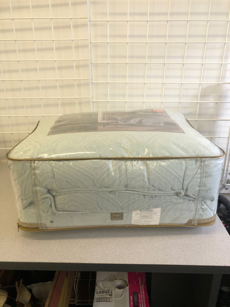 NIP 3 PC QUEEN COMFORTER SET.