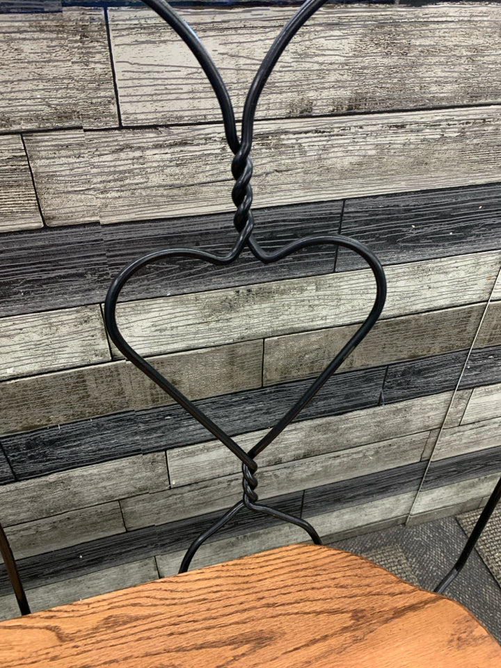 WOOD BENCH W/BLACK WIRE HEART BACK REST.