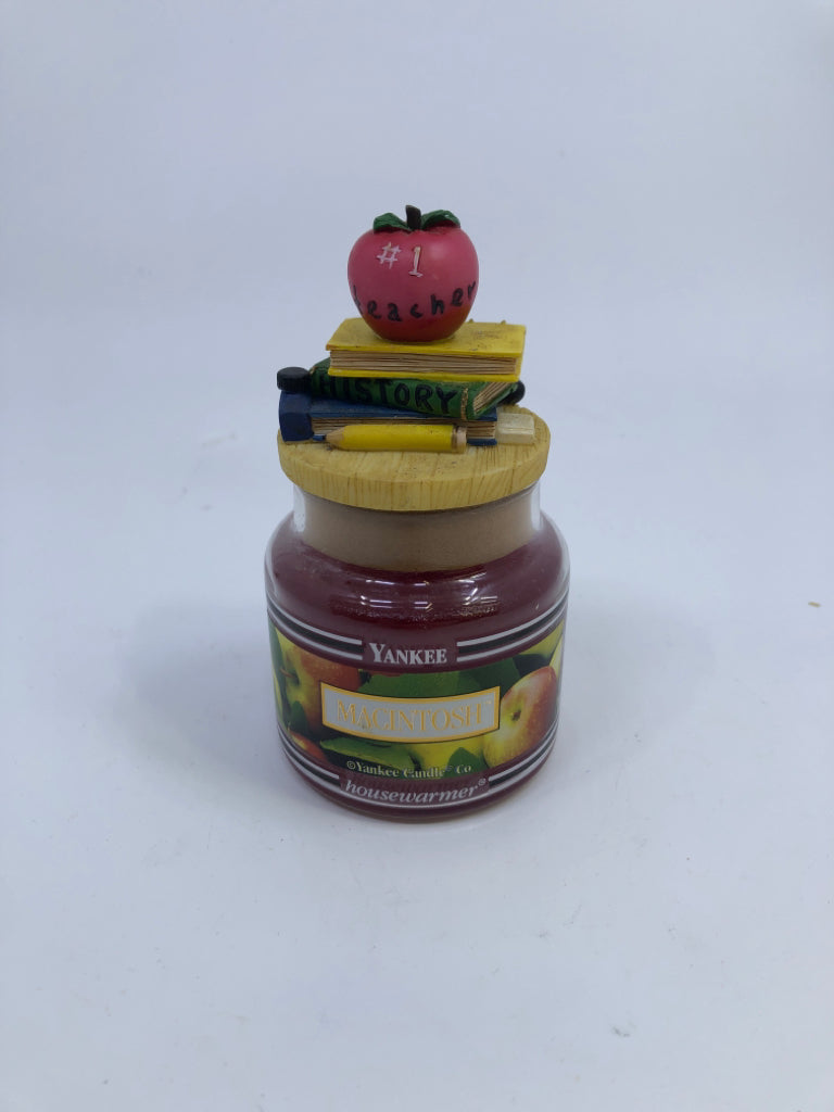 MACINTOSH YANKEE CANDLE W/TEACHER TOPPER.