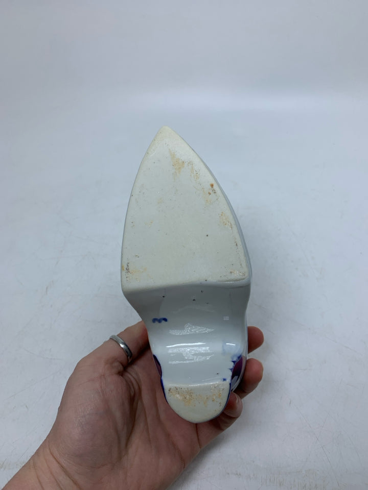 BLUE/WHITE FLORAL HEELED BOOT VASE.