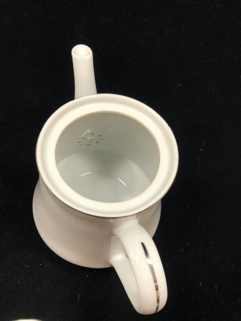 LOVELACE TEA POT W/LID.