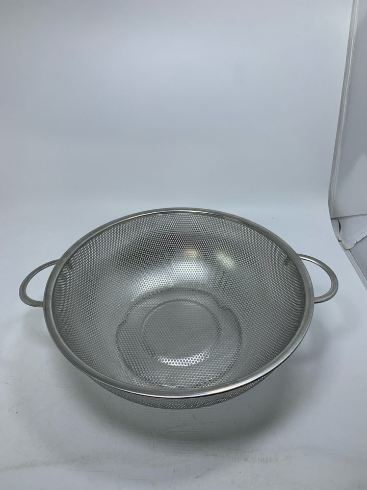 METAL COLLANDER W/ HANDLES.