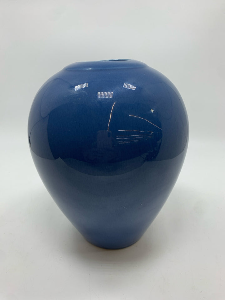 BLUE CERAMIC ROUND VASE.