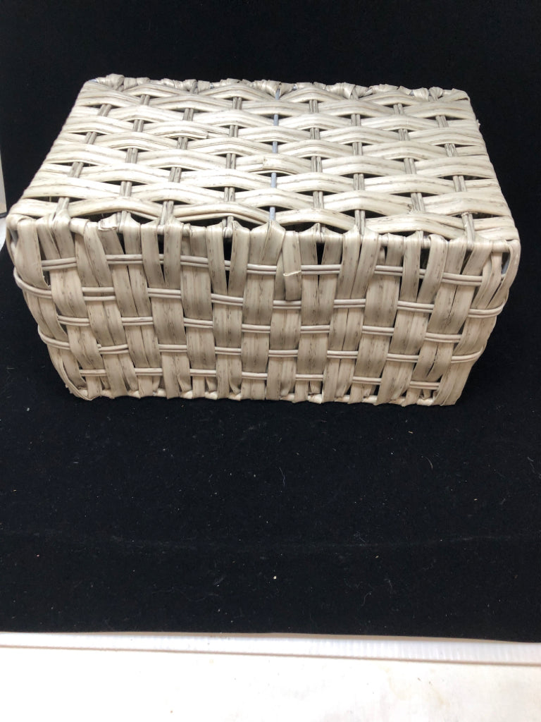 MULTI-WEAVE GRAY BASKET.