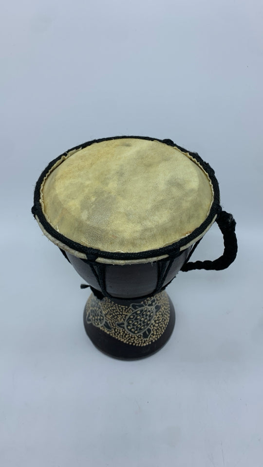 DK BROWN DRUM DECOR W/TAN TURTLES.
