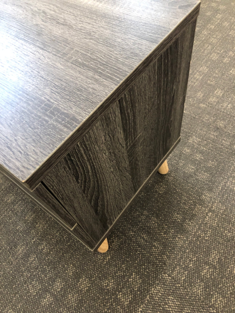 MODERN 2-DRAWER GRAY WOOD SIDE TABLE.