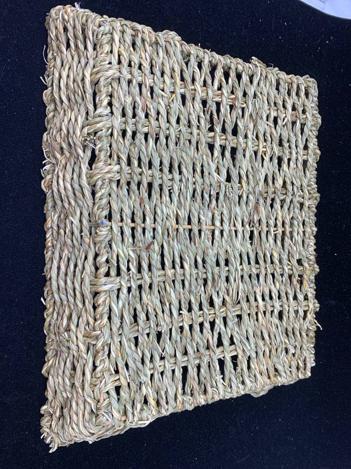 WICKER TRAY LIGHT BLONDE.